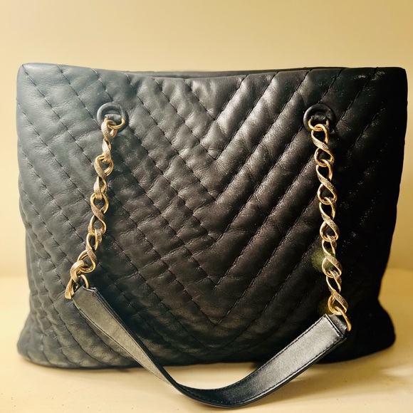 Chanel Tote Surpique CC Charm Large Chevron Iridescent Black - Picture 4 of 13